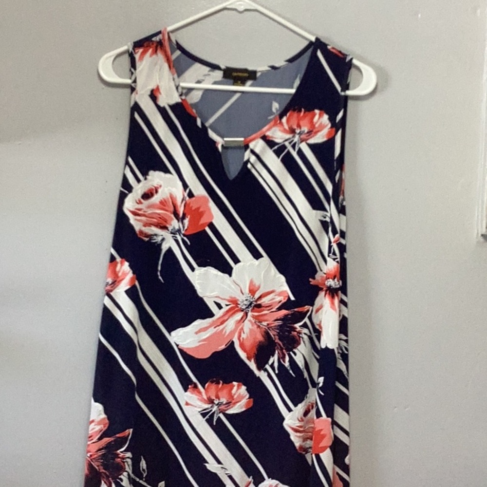 Espresso Navy Floral Sleeveless Dress. Size Medium. Beautiful dress.😍